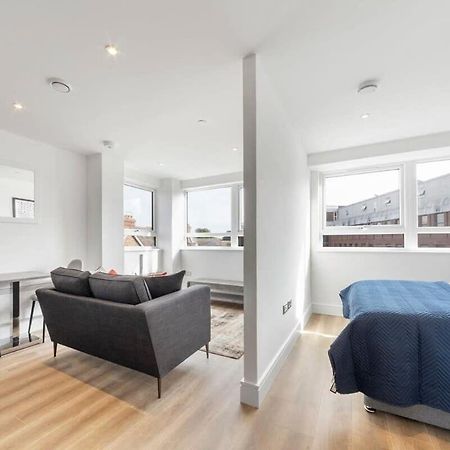 Bright Contemporary Studio In East Grinstead Exterior photo