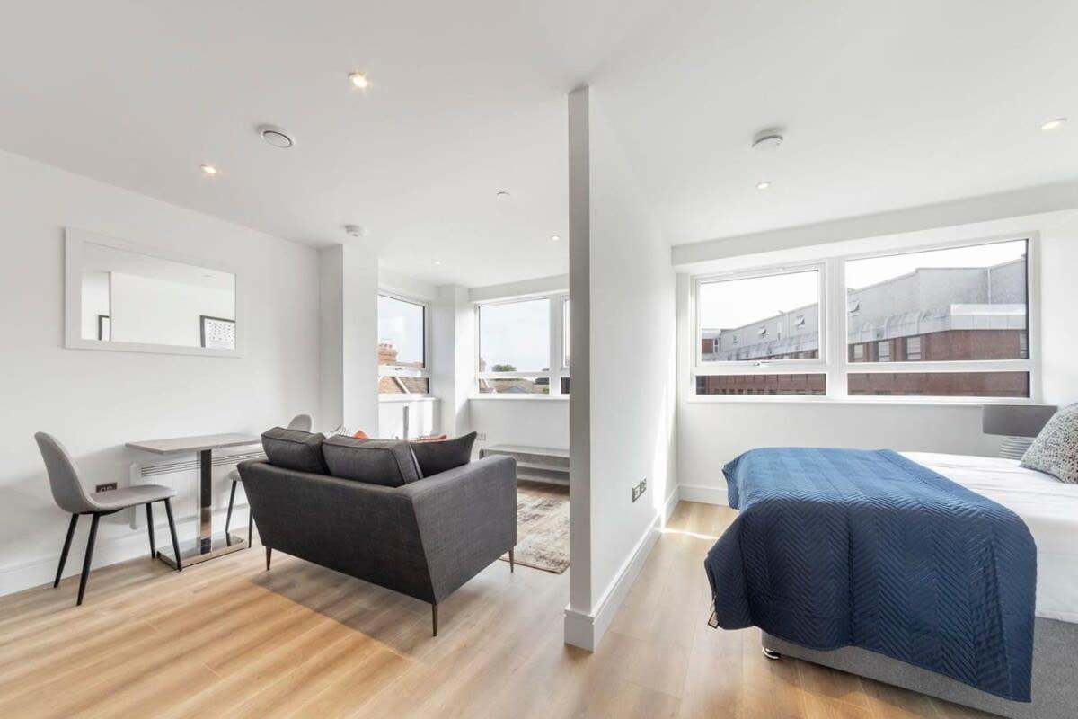 Bright Contemporary Studio In East Grinstead Exterior photo