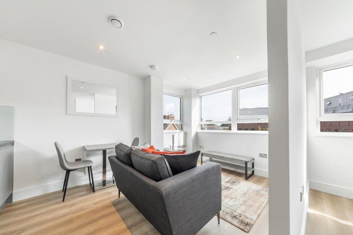 Bright Contemporary Studio In East Grinstead Exterior photo